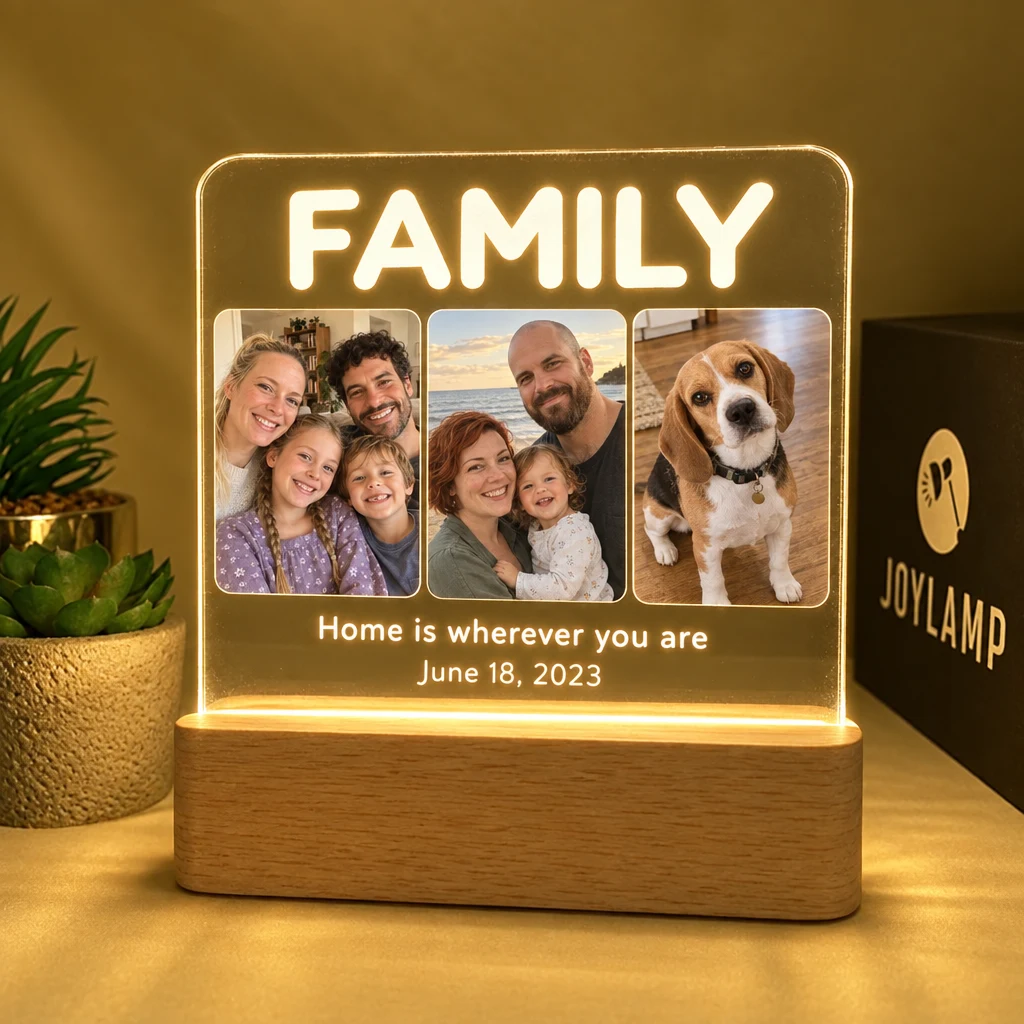 En fotolampe med tre familiebilleder under ordet FAMILIE